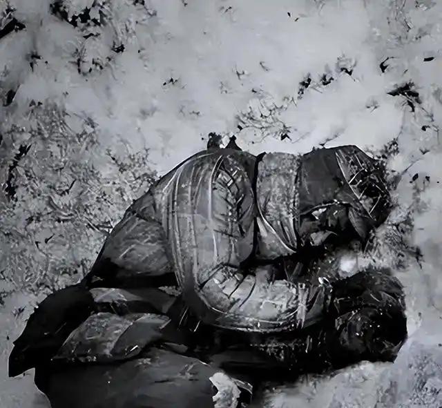 [中国赞]1950年，长津湖战役中，17岁的朱彦夫重伤昏迷，被美军补刀划开肚子，