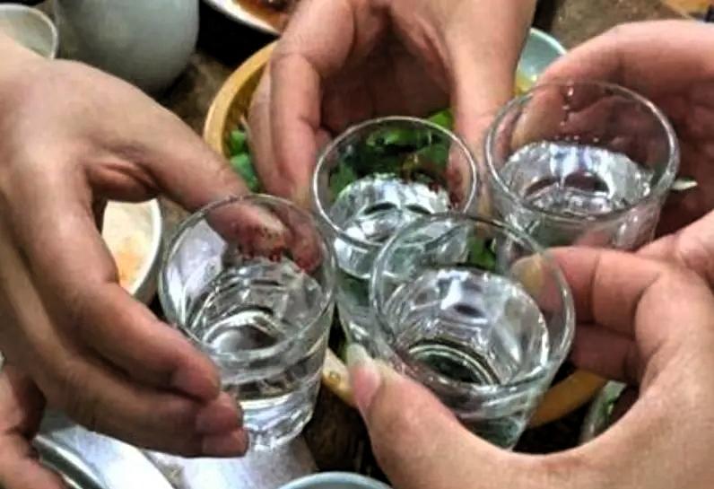 “还敢请人喝酒吗？”云南丘北，58岁男子参加周岁宴，不顾旁人劝阻，一口闷掉三两白