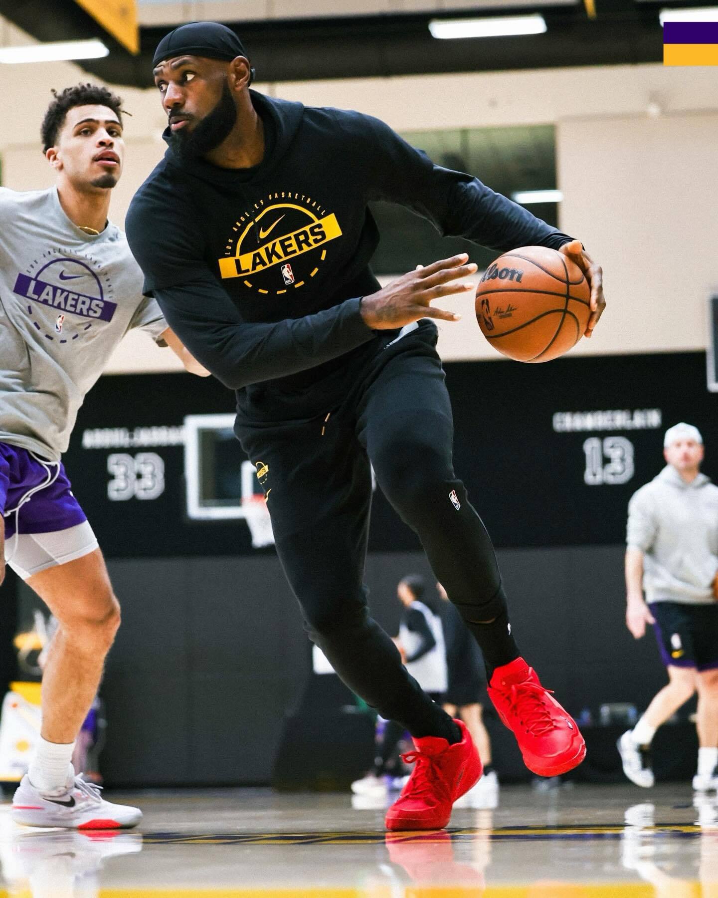 今日份训练图集💜💛八村明日复出对阵背靠背的国王，伤病名单上仅剩小里和蒂耶罗！