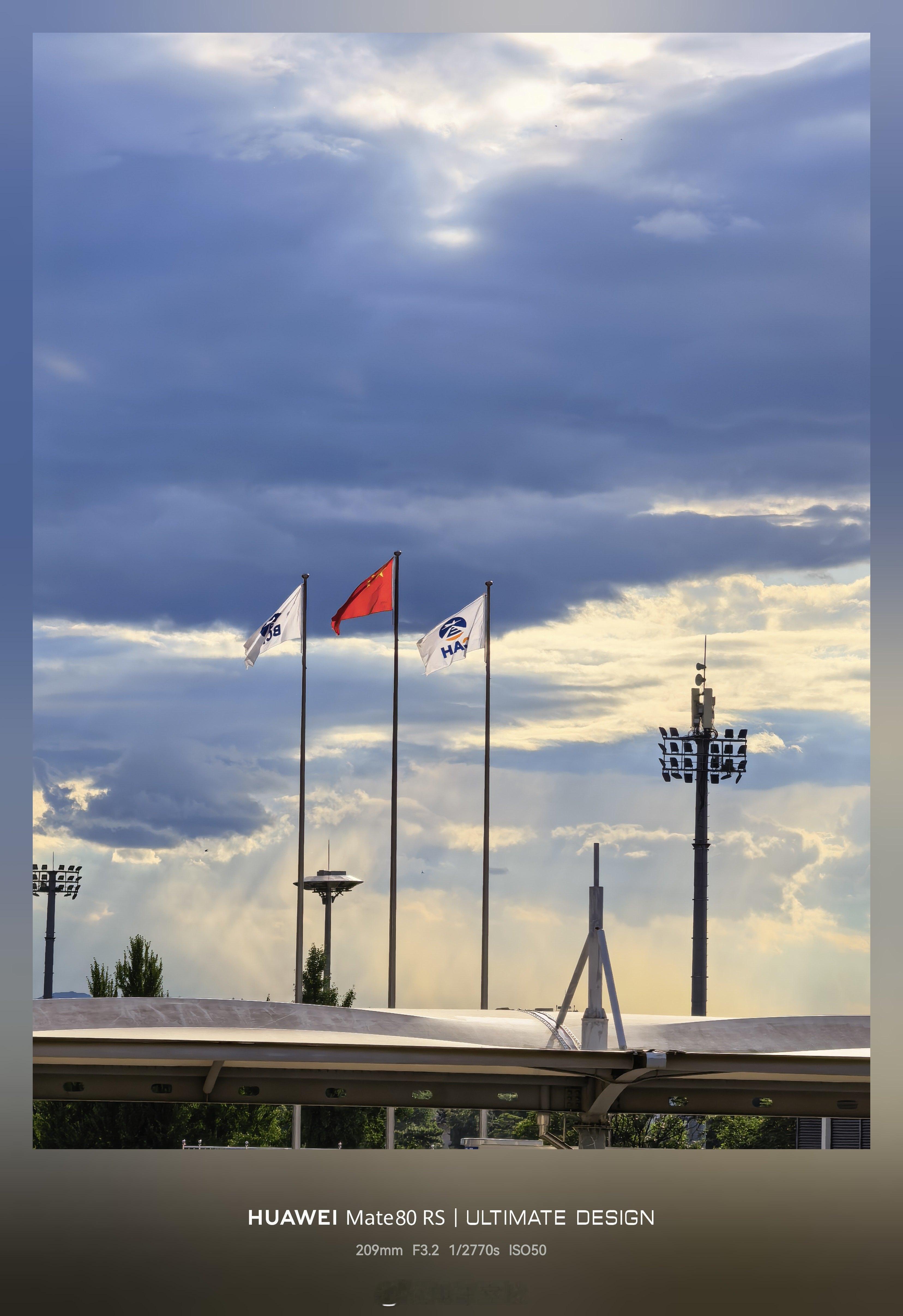 国旗，下周再见了。希望五星红旗早日在世界杯赛场飘起！ 北京·北京首都国际机场