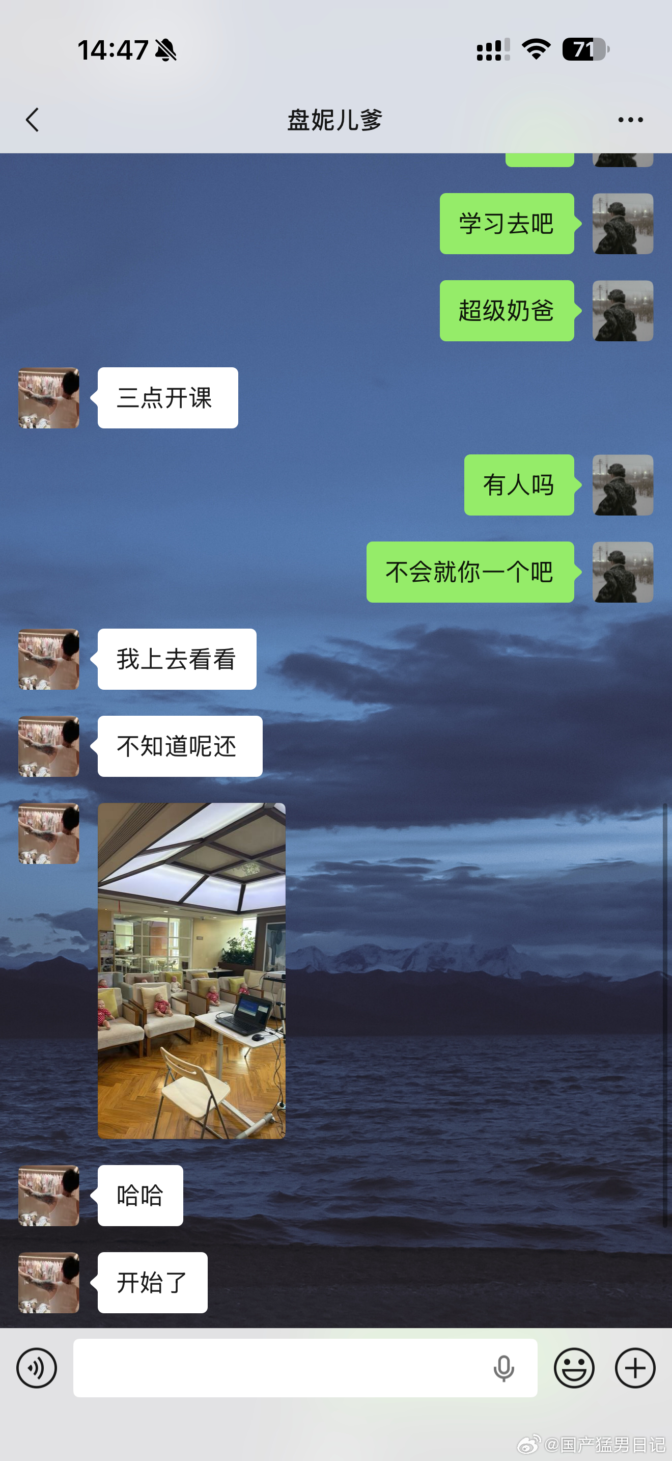 初为人父还是有点心酸的，诺大的教室就他一个学生 