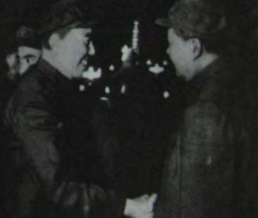 1967年10月1日，毛主席和一位开国上将亲切握手，他后来当了总参谋长。