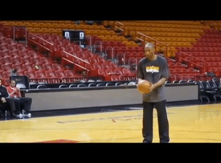 科比与乔丹的罚球姿势对比，手型一模一样