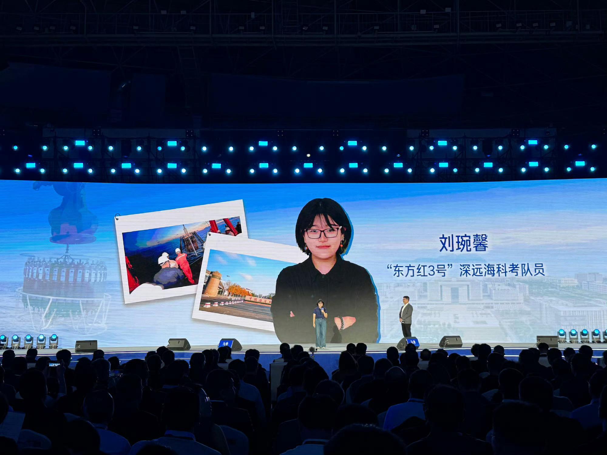 青岛最近的青春氛围太浓了，大思政课搬到海边，舞台是海风，主题是逐梦。这一届年轻人