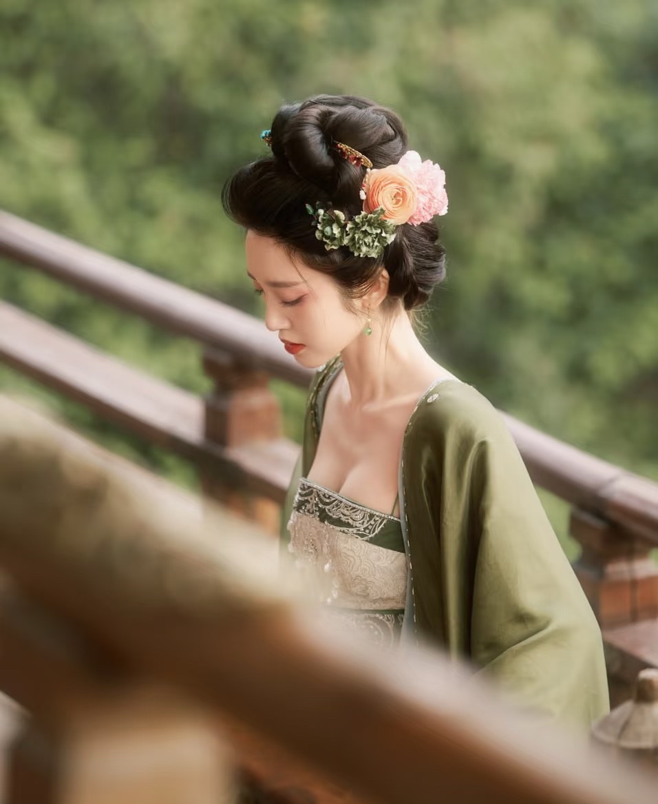 安陵容祺贵人 浪姐 谁还没看唐艺昕乘风2026的官宣剪影！那种清冷又高级的氛围感