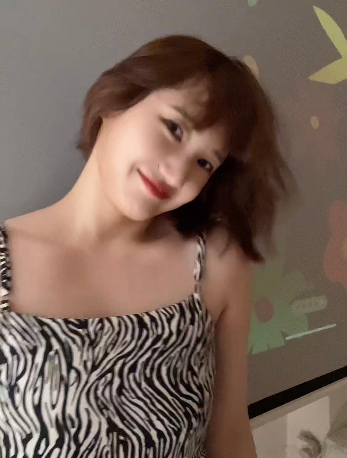 朋友说我笑和不笑是两个人，包的。 ​​​
