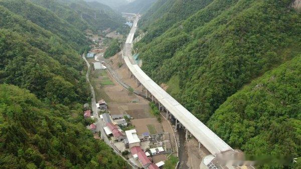 十堰 十巫南高速6标段主线全面收官十堰爆料交通资讯十巫高速 微竹溪 近日，随着位