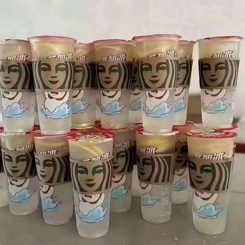 今天又高消费了，第…次喝星巴克不小心点多了 