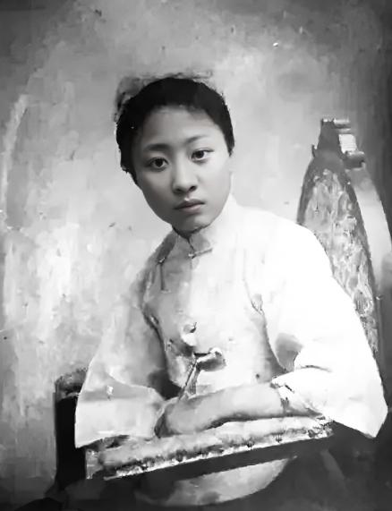 1925年上海，27岁露兰春伺候完57岁黄金荣后干呕，她拨通情人电话求救，这是旧