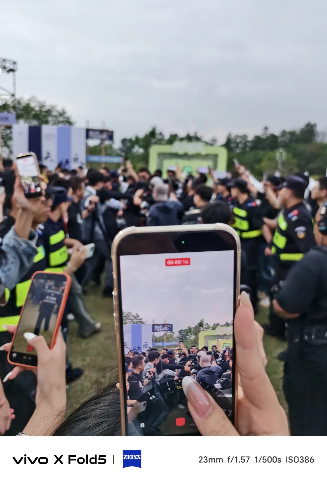 ​天漏了也要看！欧阳娜娜冒雨为小鹏站台