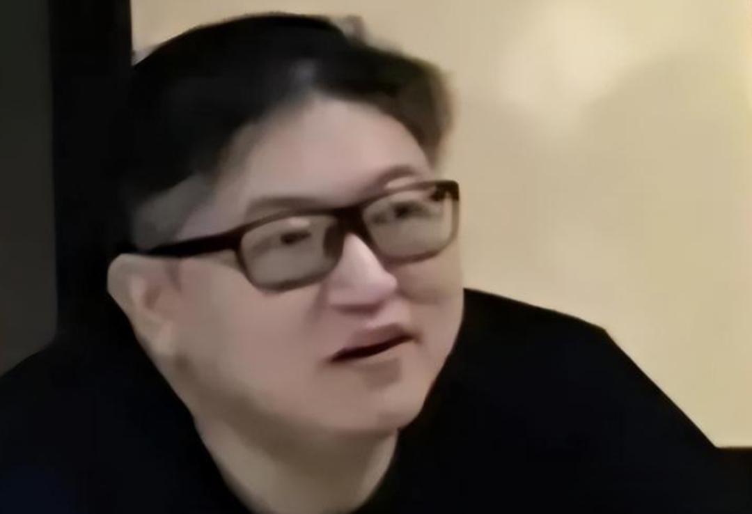 艺考"名师"当着女友面，翻过女友身子对女学生下手！女友装睡不拦，事后还洗床单灭证