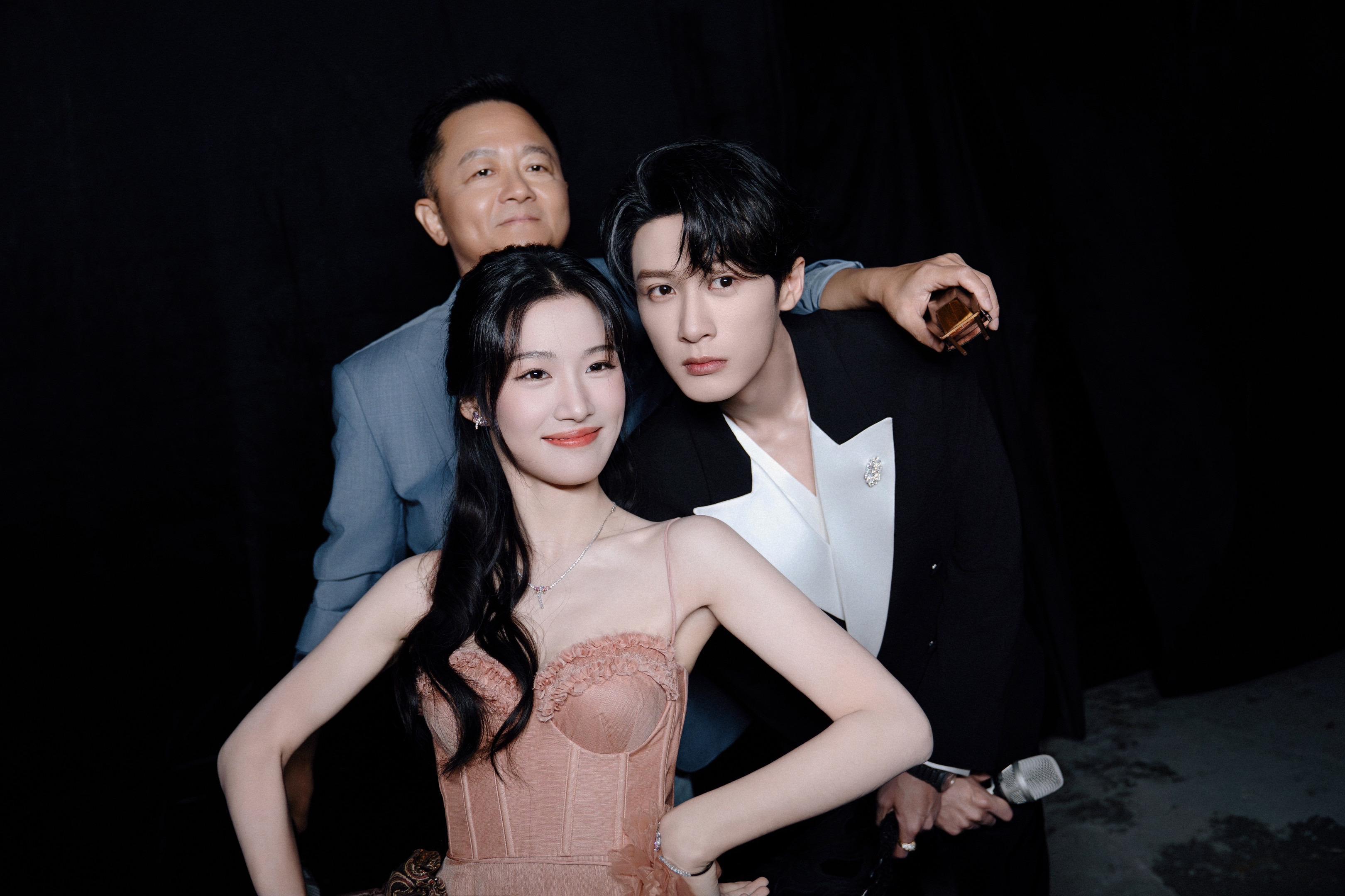 何不同舟渡演员导演合照 