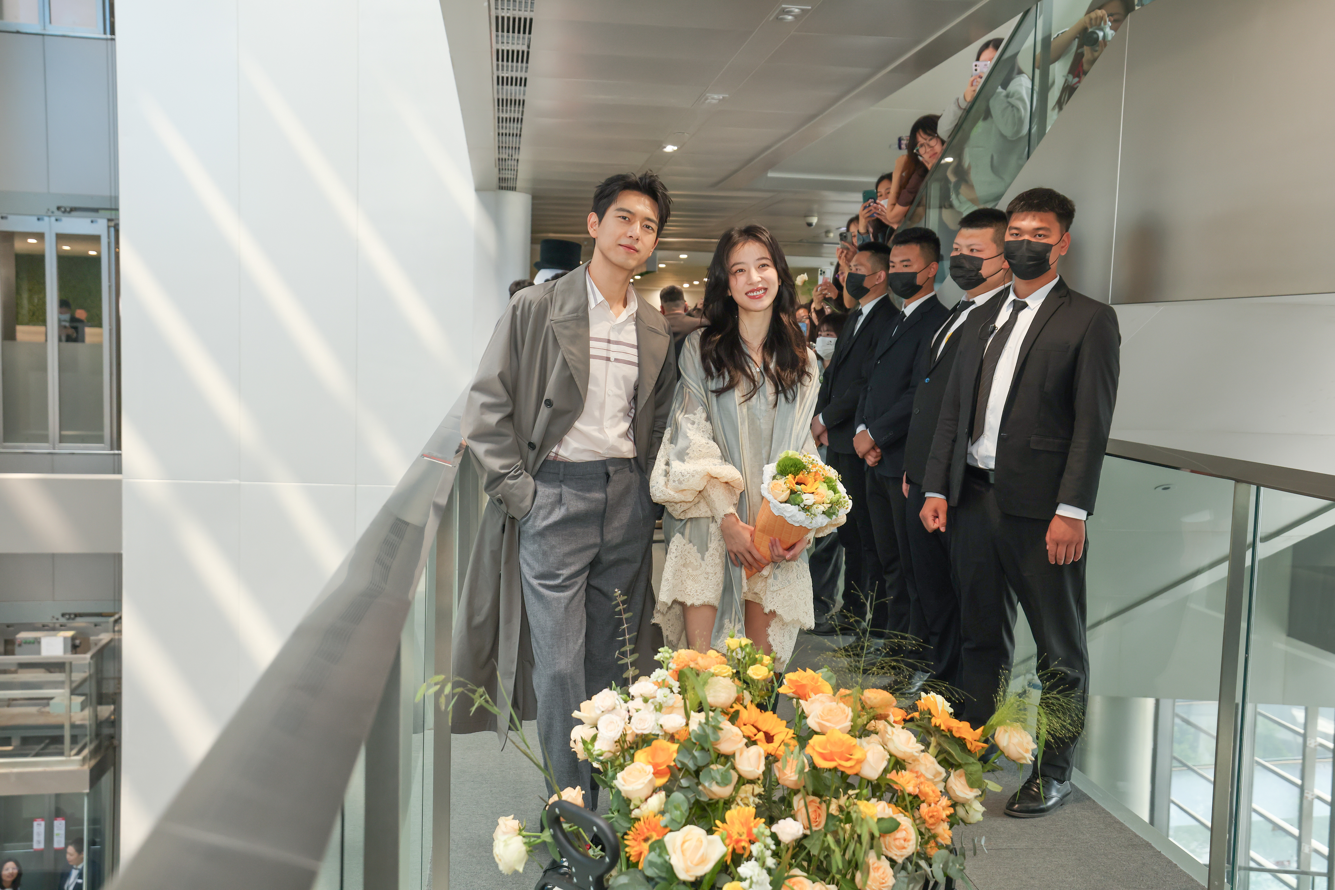 #李现扫楼发型# 李现新浪扫楼生图新鲜出炉，依旧帅得很轻松，尤其是这个发质和清爽