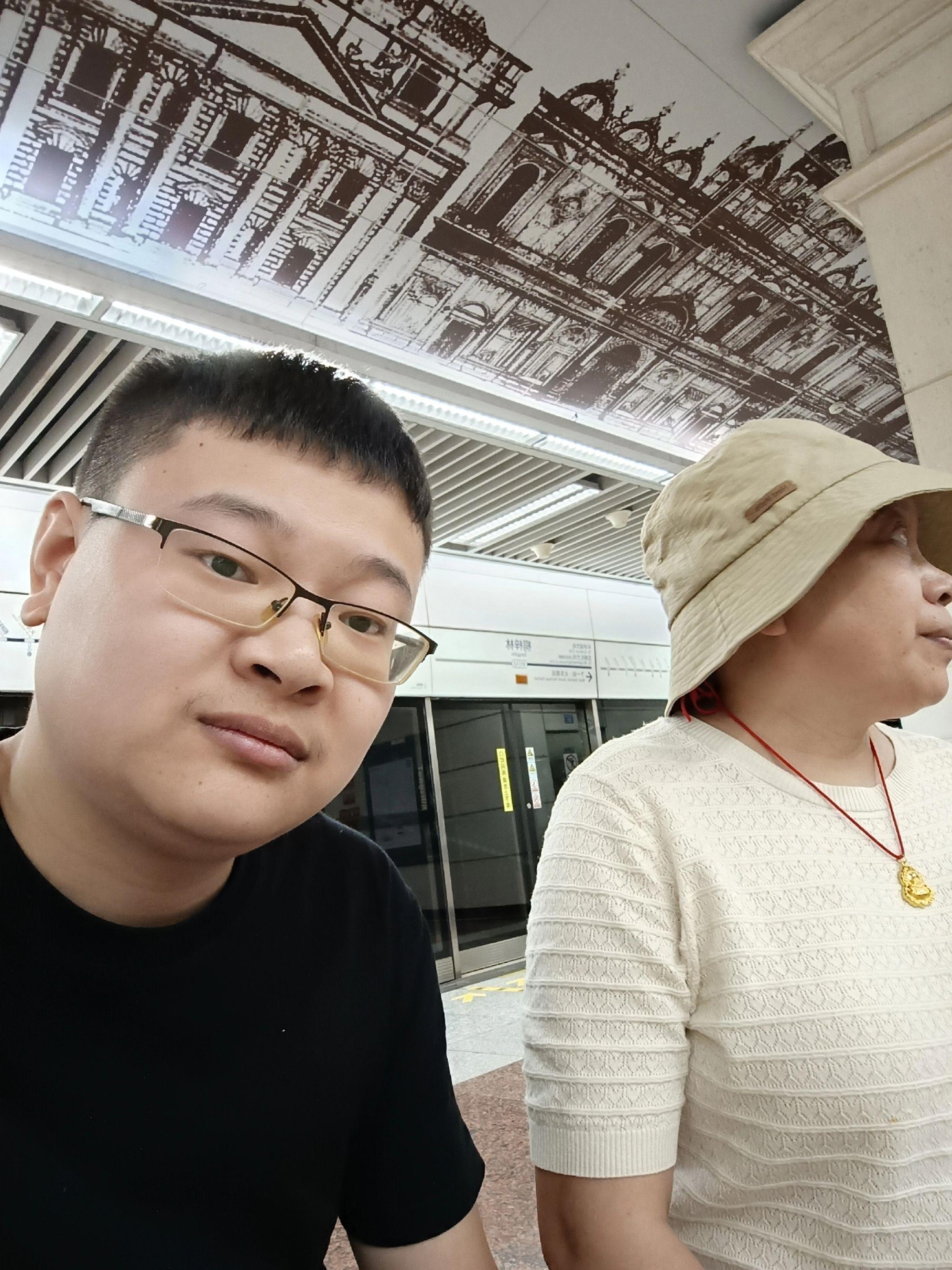 妈，我知道你没坐过地铁，今天儿子带你坐！