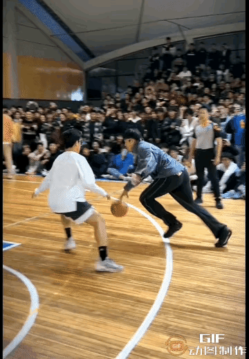 不知道什么时候开始，这种走步球也是好球了……[打脸]不会打篮球别打了吧，丢人……