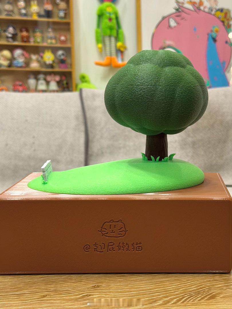 树是地球上一种植物，也是承载个人内心世界的生命体。一个爱画树的艺术家，把心里的树