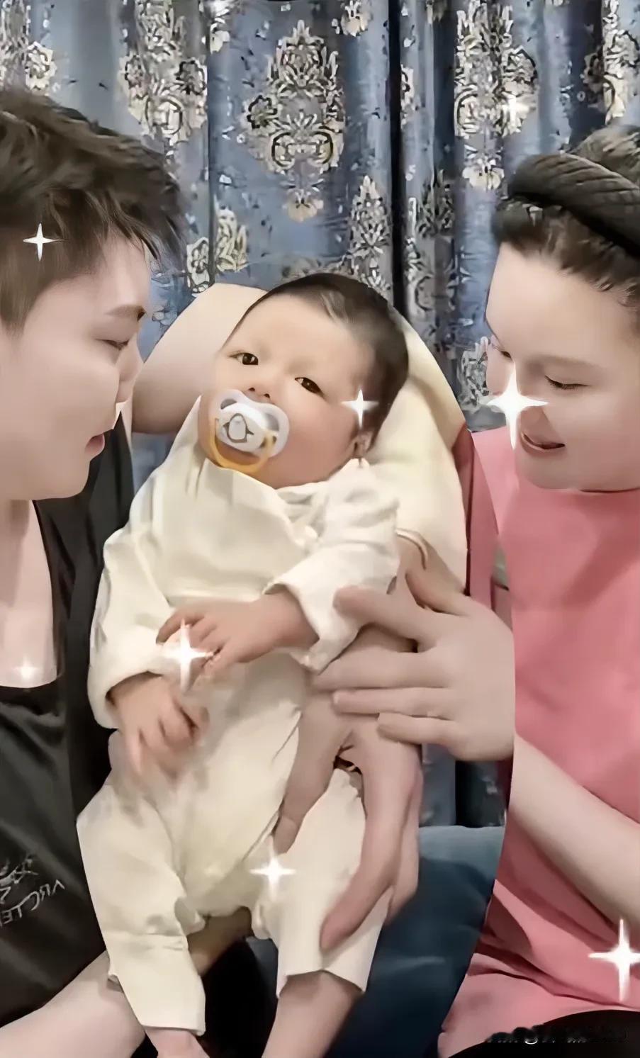 球球的儿子小陈皮，终于露出正脸照，这个含着金钥匙出生的陈皮，都说长得像爸爸，刚满