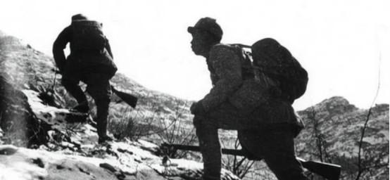 1938年，一位十分阔绰的地主加入共产党，在一次任务中，他将日军带进雪山，活活冻