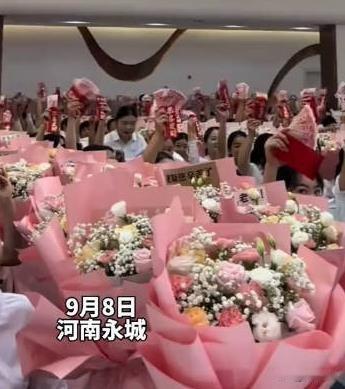 9月8日，河南某校以一种别出心裁的方式提前预热了教师节，让“别人家的学校”再次成