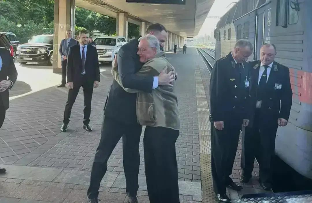 就在刚刚 美国俄乌问题特使基思·凯洛格突然在电视采访中放话了：冲突结束后，乌克兰