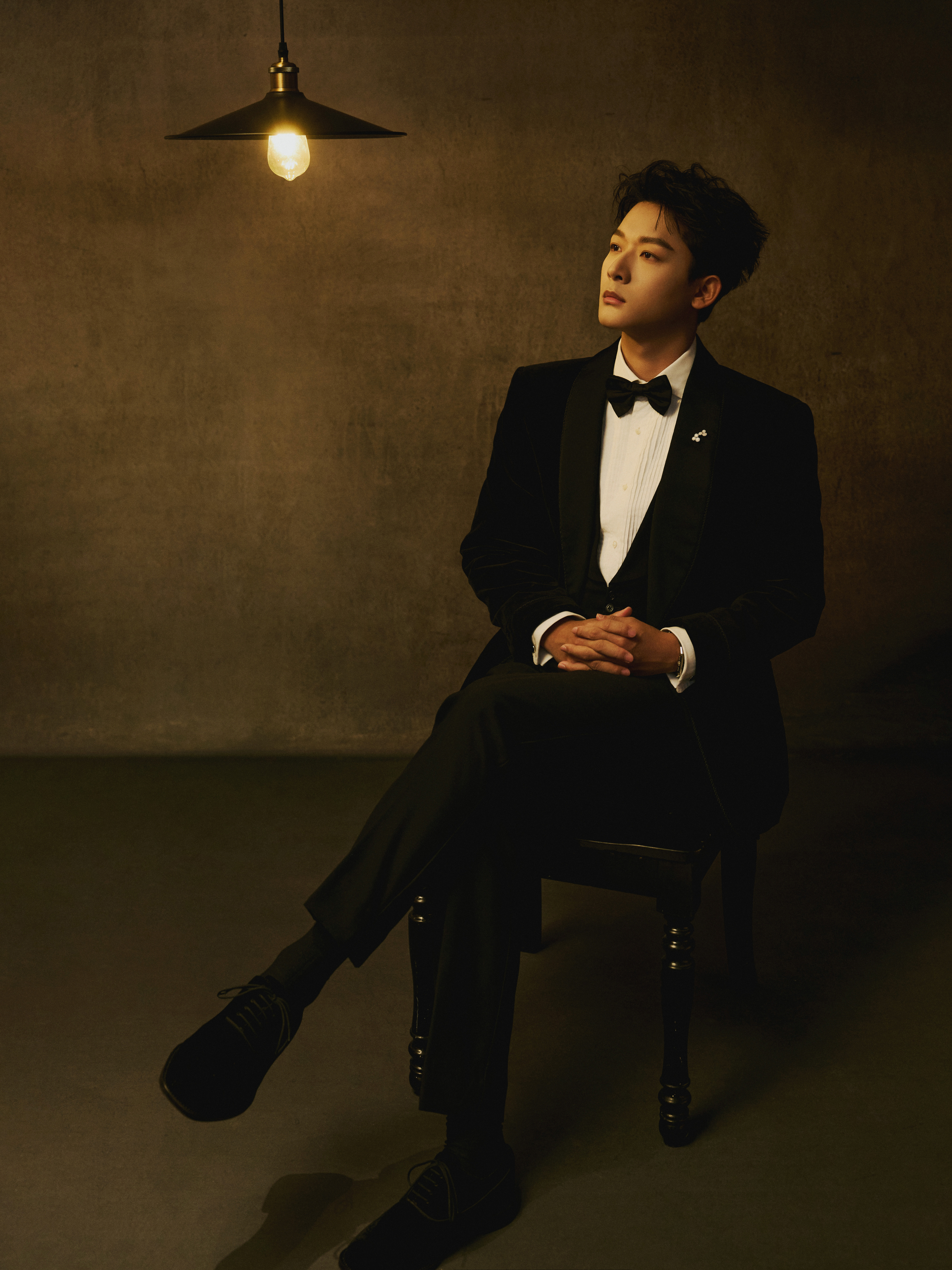 张晚意今日出席央视总台经典之夜造型图集，身着Ralph Lauren青果领西装礼