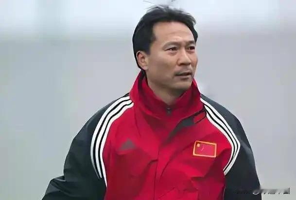 沈祥福麾下的国青队（俗称“沈家军”），在成长过程中留下诸多标志性瞬间——从领队的