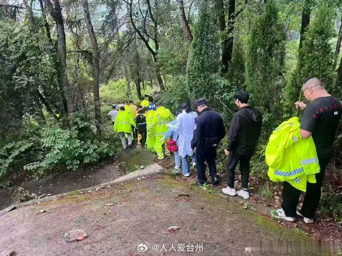 丽水青田七旬老人走失深山3小时找回近日，青田县公安局鹤城派出所接到一起紧急求助：