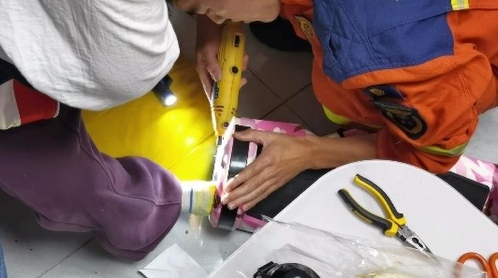 济南一6岁女孩脚卡平衡车，消防破拆救援！5月26日晚，济南市消防救援支队指挥中心
