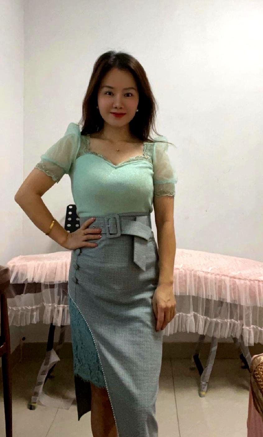 牌风还没起来，她的钱先没了。
麻将馆里，小区那位邻居三十五岁的大姐，丈夫去世后一