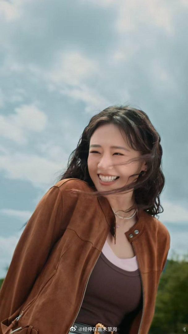 马思纯云南体验簪花 沉浸式感受云南风情✨马思纯解锁绝美簪花造型，气质温婉又灵动，