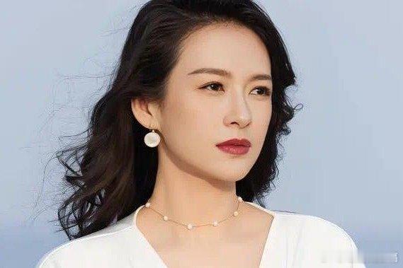 凤凰新闻【汪峰也没想到，距离过年没剩几天，46岁章子怡高调官宣了喜讯】时间真是过