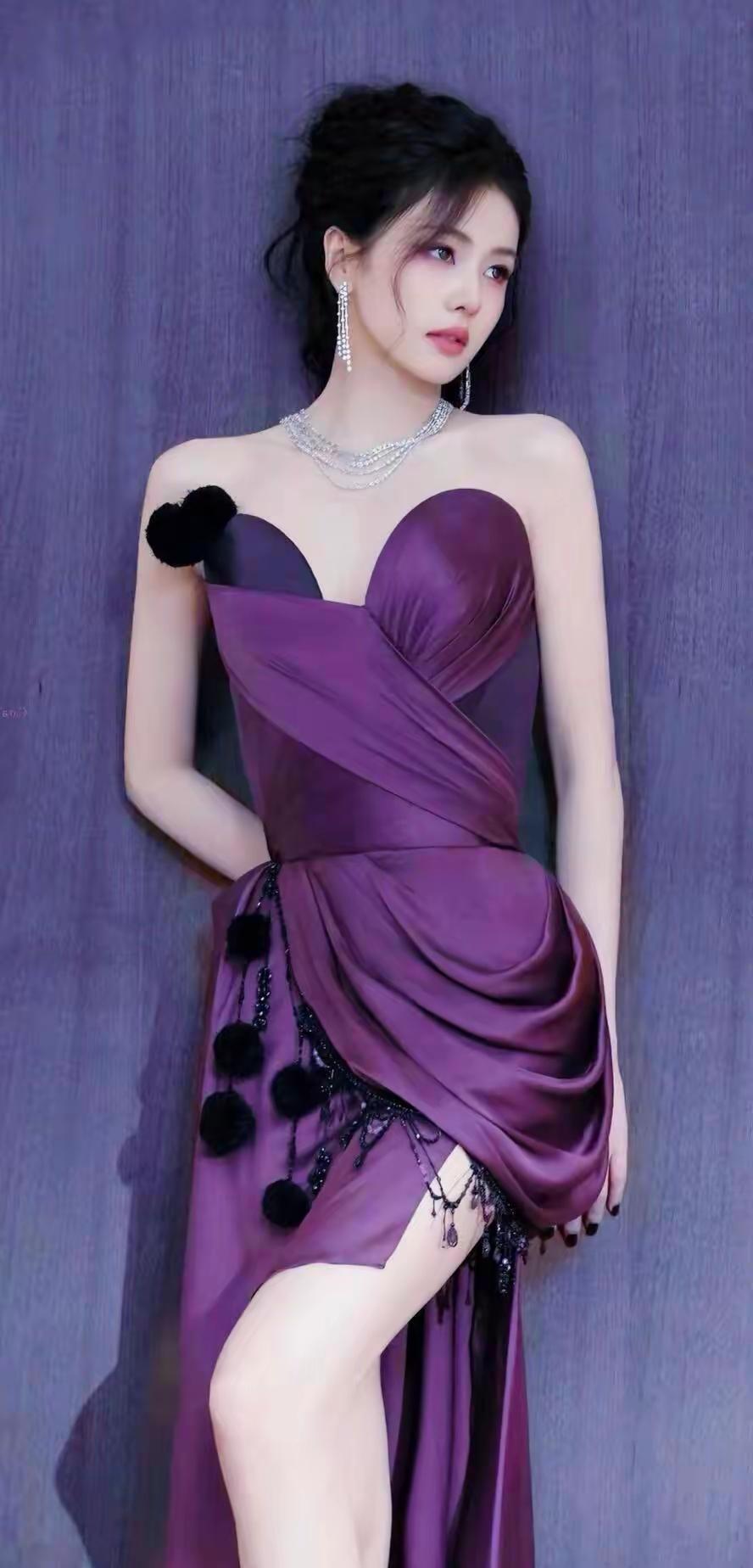 美女壁纸～白鹿深紫缎面礼裙勾勒出曼妙身姿，黑毛球与碎钻配饰碰撞出别致魅惑感
白鹿