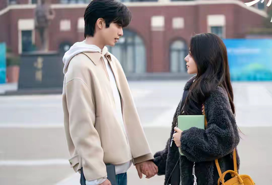 宋威龙赵今麦主演的《骄阳似我》首播热度24000，男二的颜值遭到了观众无情审判，