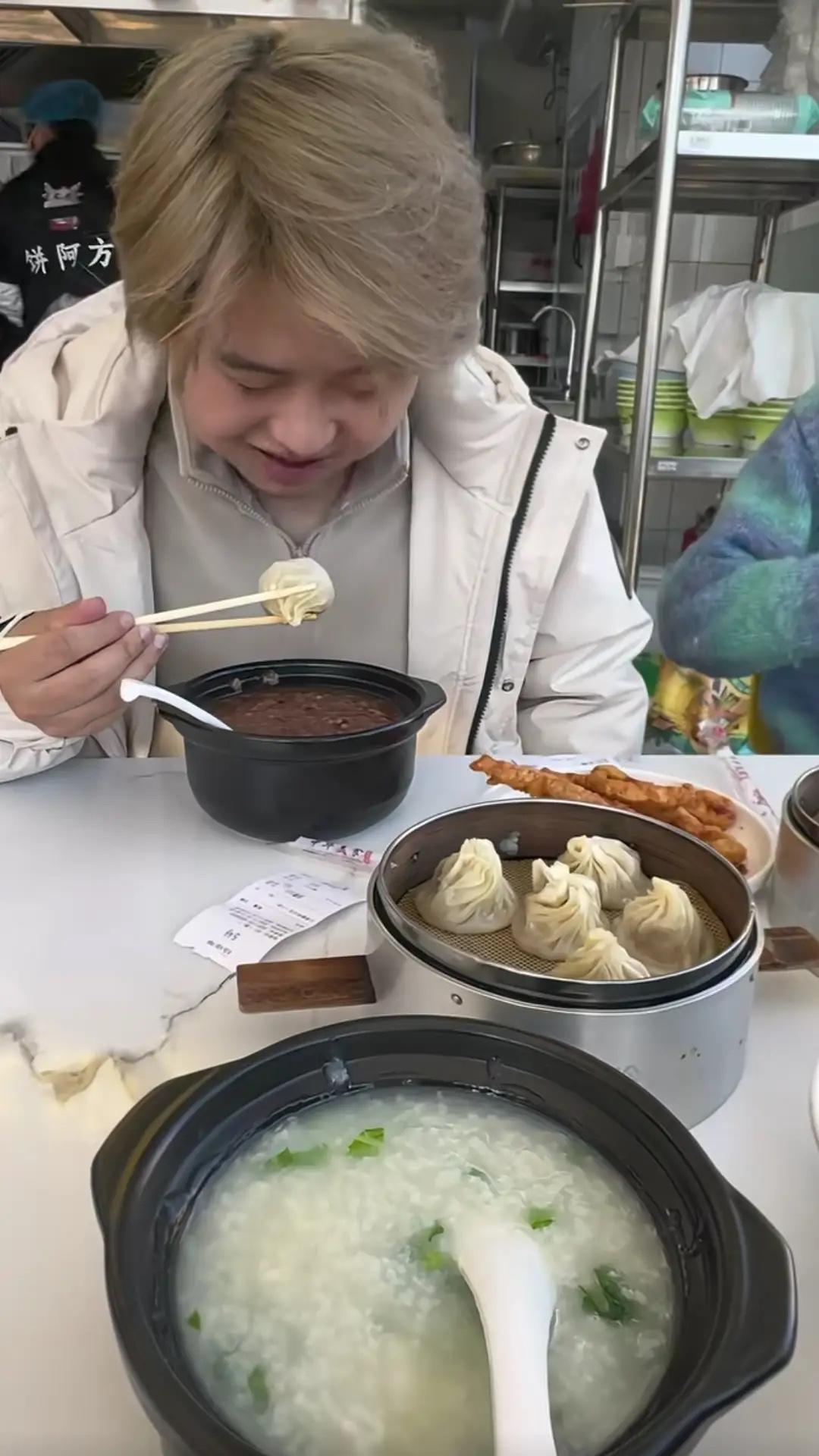 孙海洋两口子又奔南京了，甭管是看儿子还是顺带直播，光是这份常惦记的心意就够暖。孙