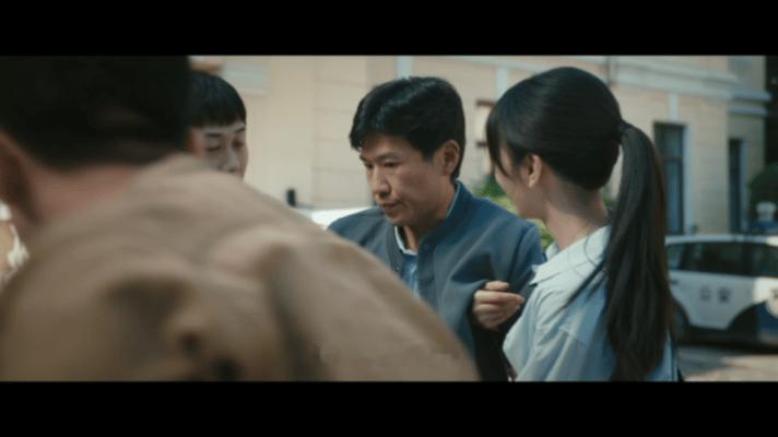 这四人凑一桌能笑死三个 四个人凑一起说话的密度比菜市场还高，但每一句你都觉得好笑