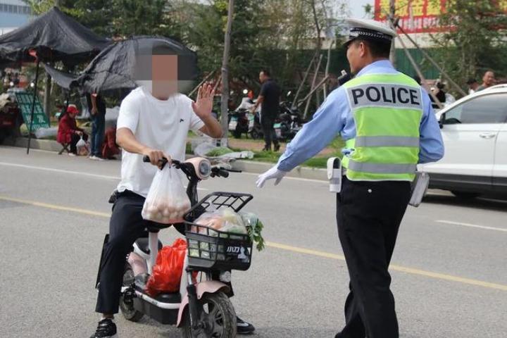 这才是“安全出行”的意义，老祖宗早就做出榜样，那时还没有电动车
 
常说现在骑电