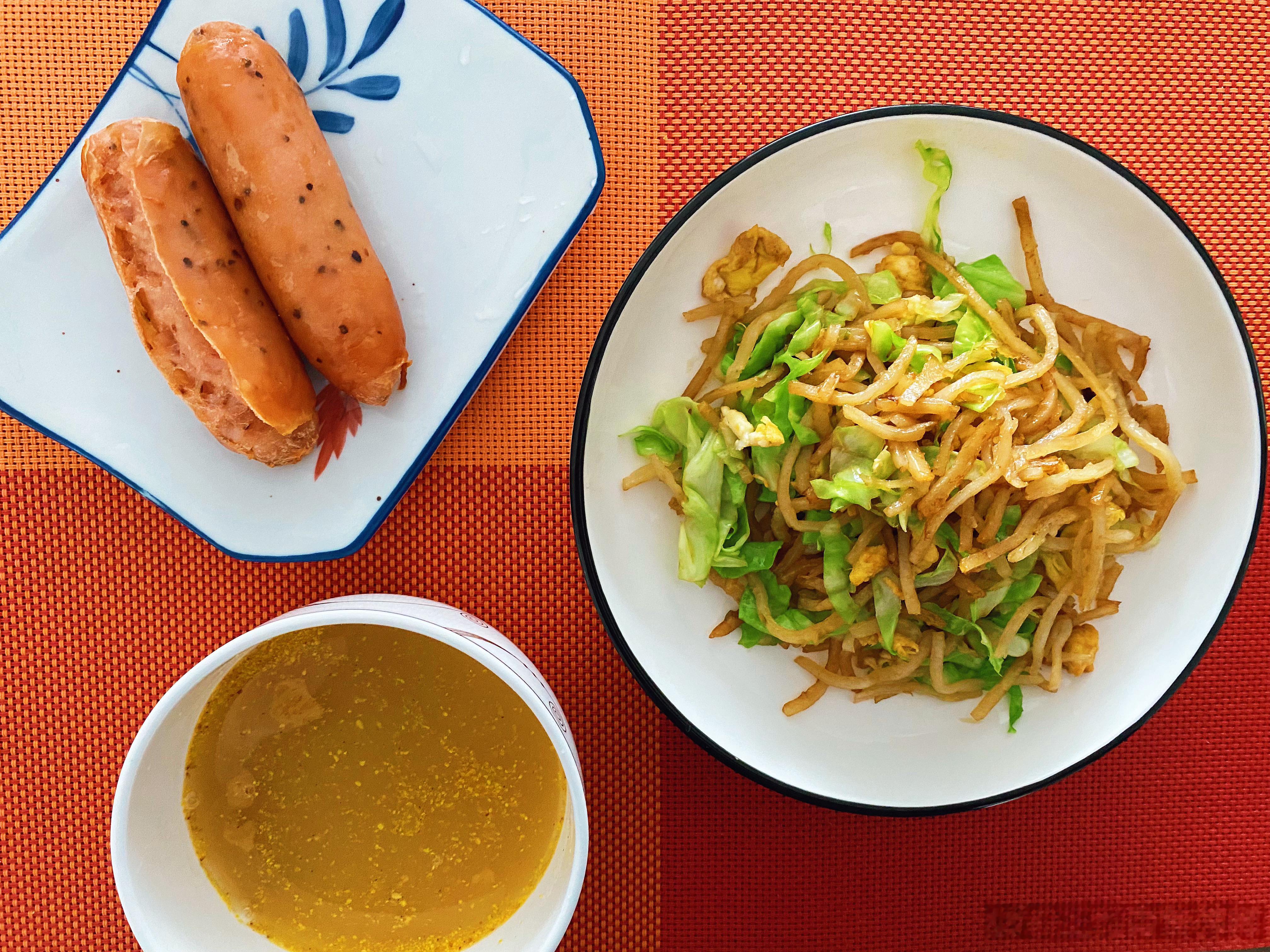 早餐哥  9月18日早餐炒饼，黑胡椒烤肠，八珍粉不读书却爱思考；不独立却想要自由