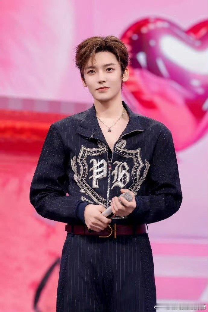 侯明昊隐藏款一定是我没错啦侯明昊设计师隐藏款侯明昊一句“隐藏款一定是我”直接燃起