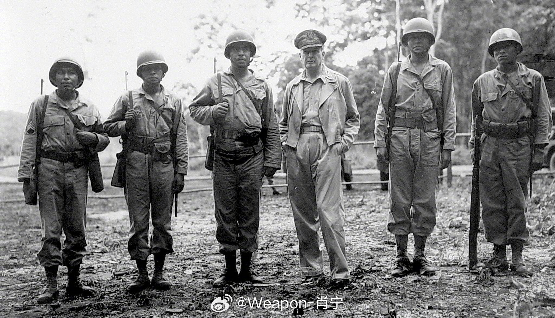 照片中的历史 西南太平洋战区盟军总司令道格拉斯·麦克阿瑟上将视察美国前线战场时，