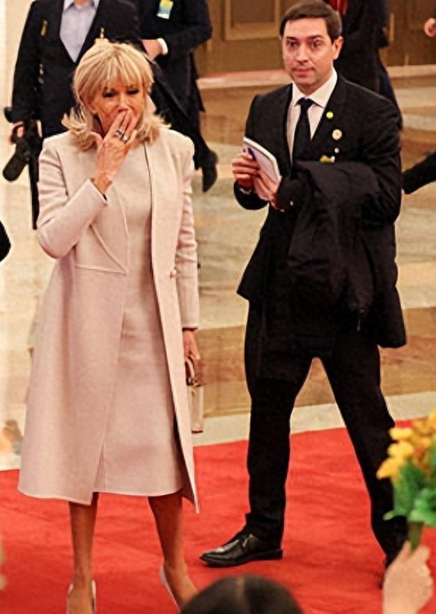 马克龙北京第二天！
布里吉特这身米色套装确实亮眼。

欢迎仪式场面很大。
兵哥哥