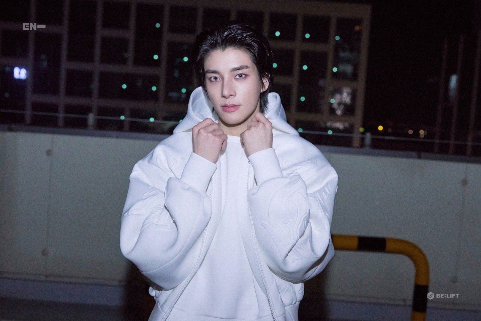 愿你如向日葵般，永远追着光，活成自己想要的模样。世界不会辜负每一份努力和坚持，时