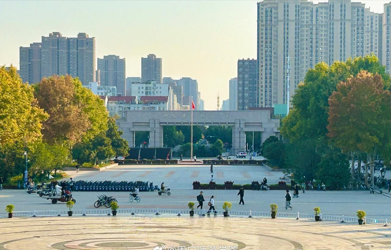六十九载春秋更迭，以明德修身，滋养万千学子品格之树，
六十九载朝夕耕耘，凭求是铸