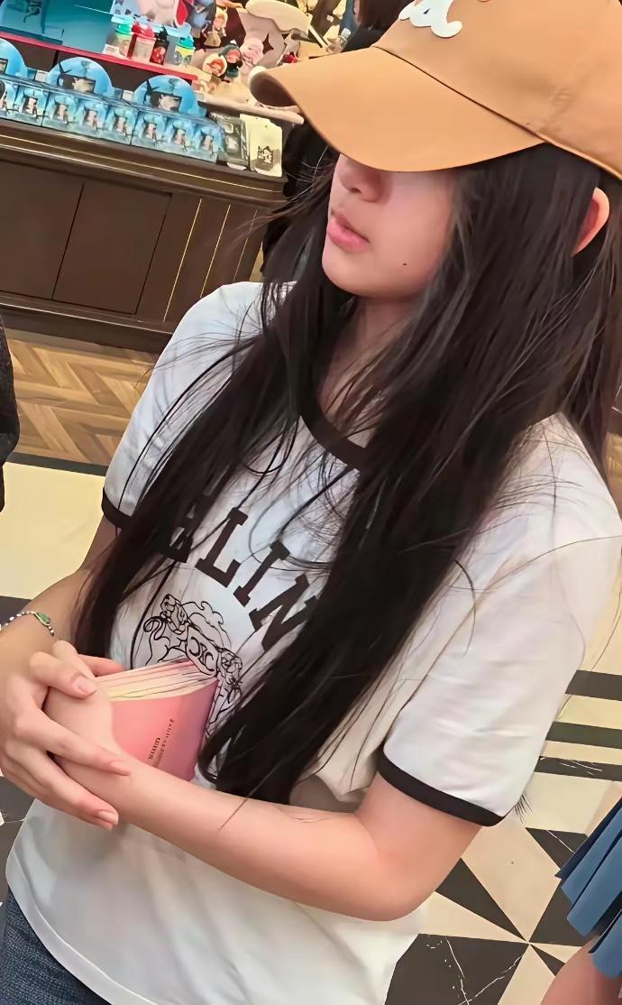 大S女儿转校了，转校原因应该是有人在学校留言板上骂马筱梅吧？其实这么做对小玥儿的