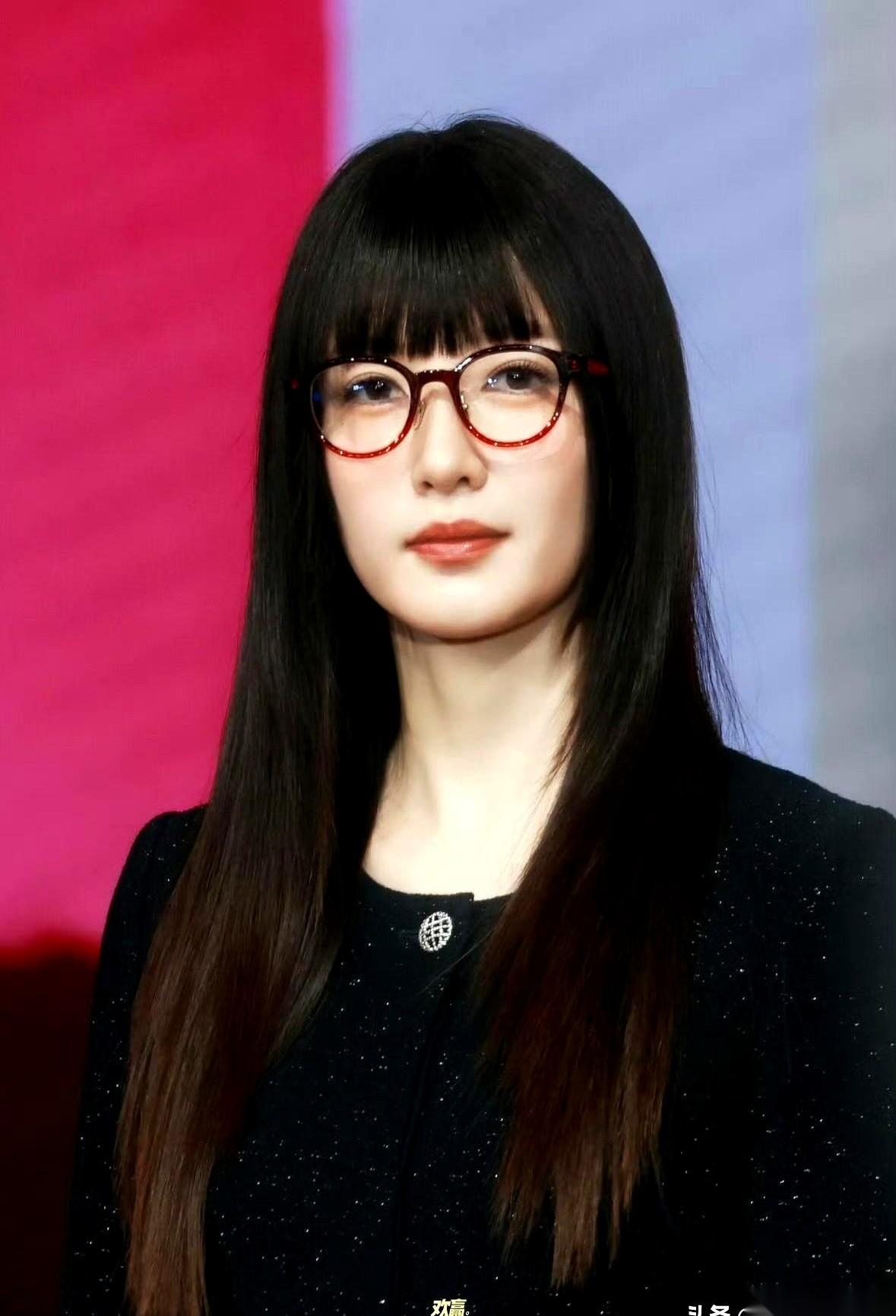 我刷到江疏影，愣了三秒。
第一反应是，哪个单位的优秀女干部出来视察工作了？再一看