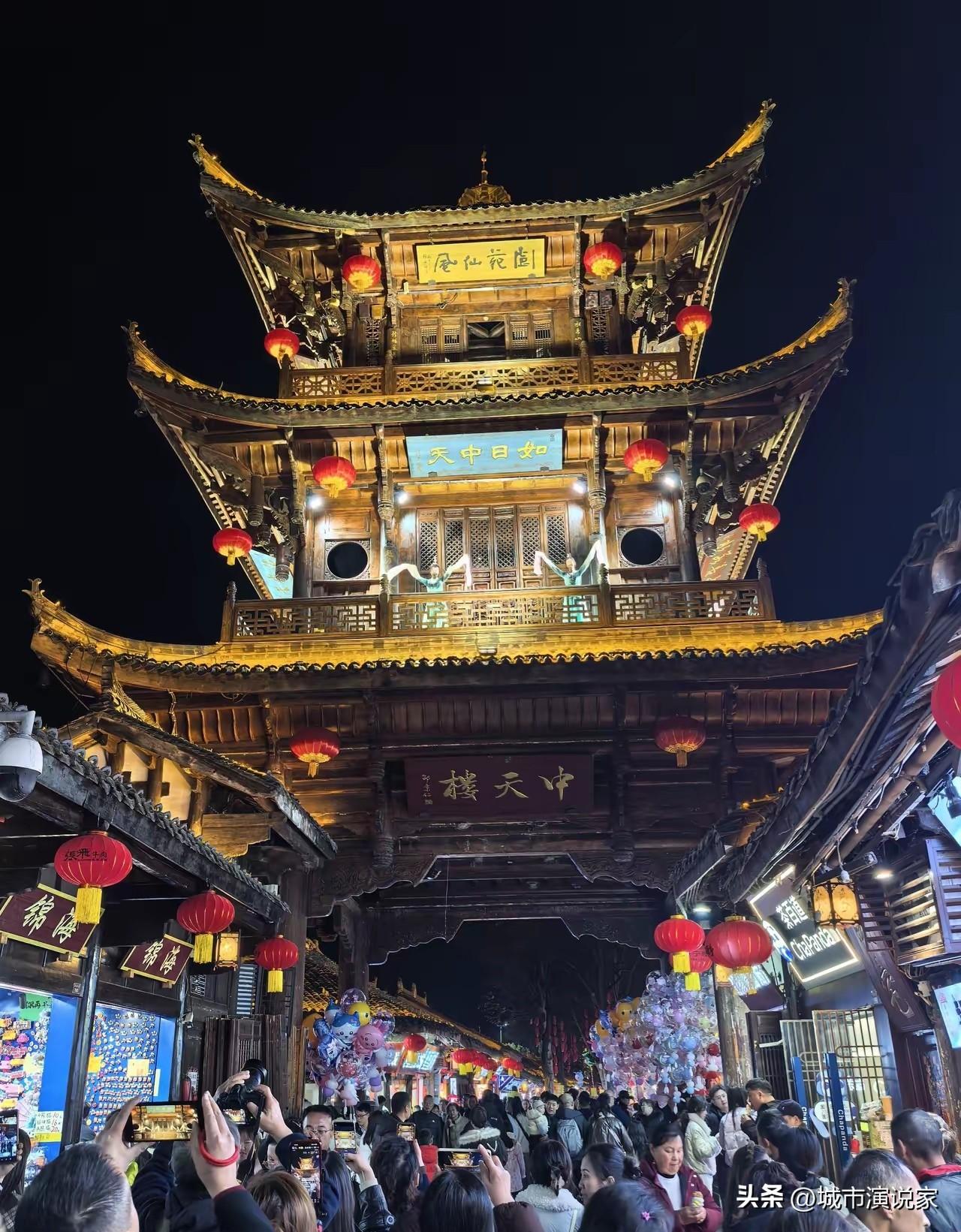 网友说：南充人民雀跃欢呼。原来是成都邛崃人，履历堪称完美。

从成都起步，最后又