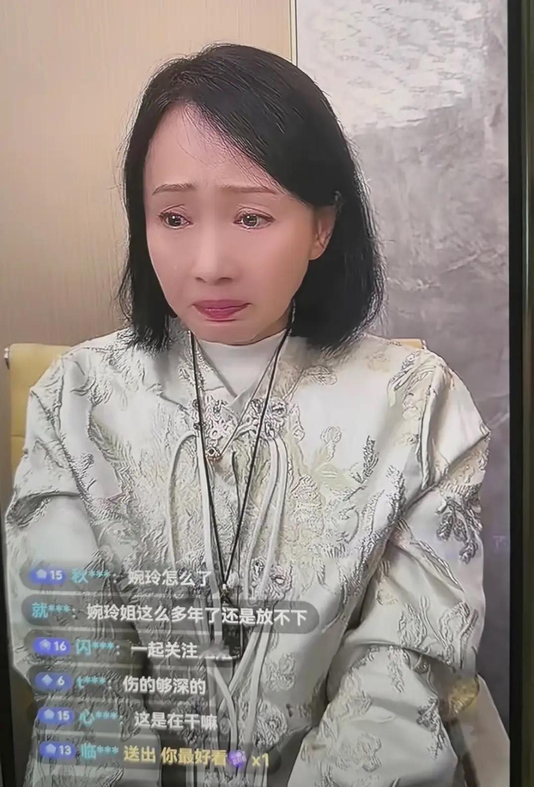 黄慧颐回应与保剑锋10年恋情，一度泪洒直播间，男方评论区沦陷！ 