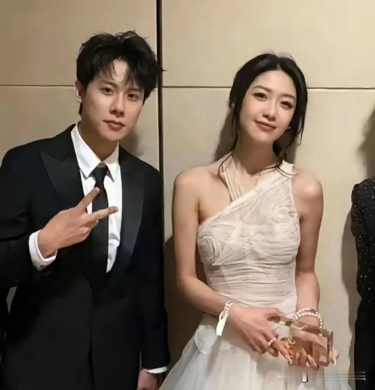 周奇才是时间管理大师，一边和正牌女友向涵之出席颁奖礼眼神拉丝你侬我侬，一边和国服