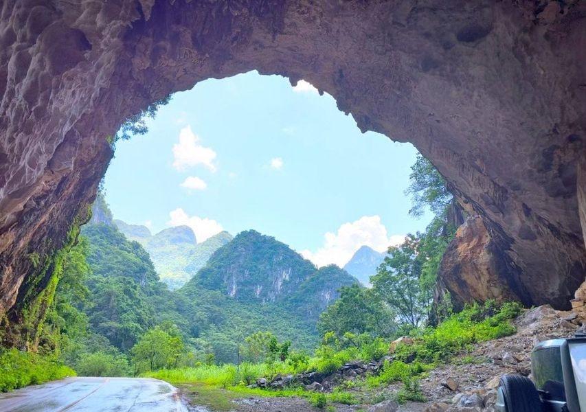 驶离凌云县浩坤湖景区、前往乐业县。