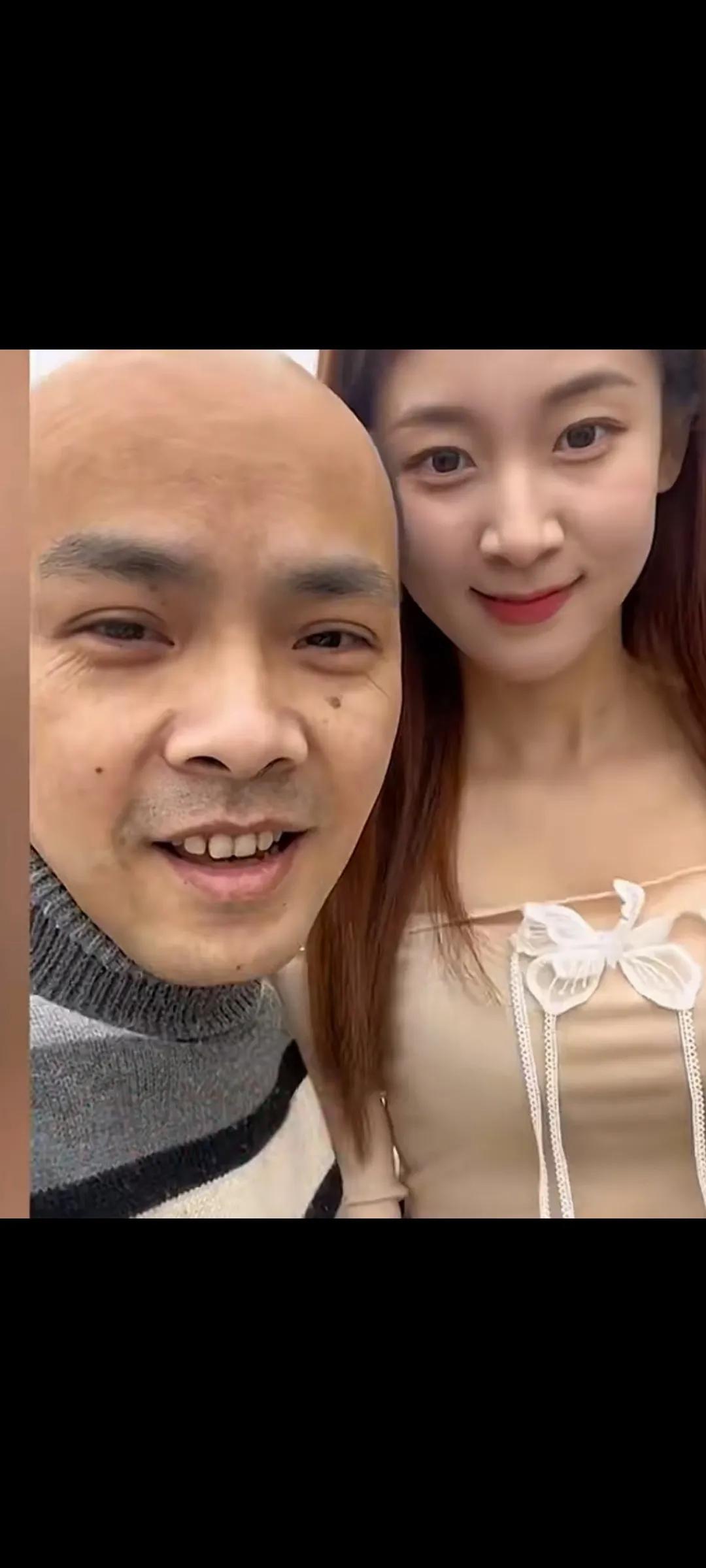 女朋友长的漂亮🈶气质，男子秃顶颜值不如她，但决不影响他们爱情和幸福，你认为呢？