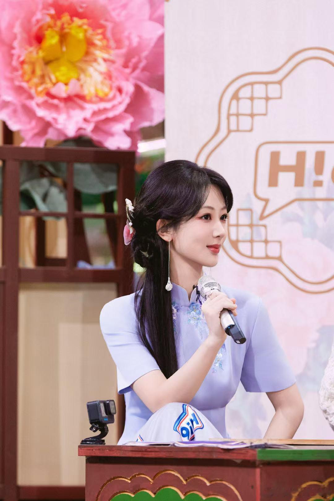 杨紫[超话]  杨紫化身领队  你好星期六 杨紫化身综艺女神，点亮《你好星期六》